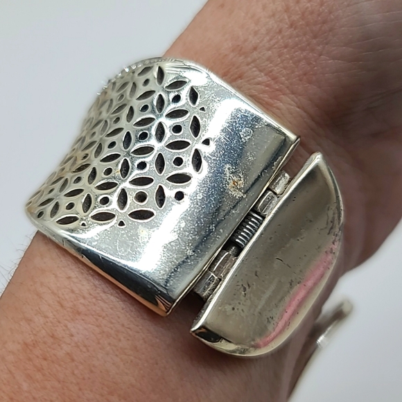 Brighton "GEO TWIRL SHINE" Hinged Bangle w Swarovski Crystals & Cut-Out Detail! - Picture 12 of 13